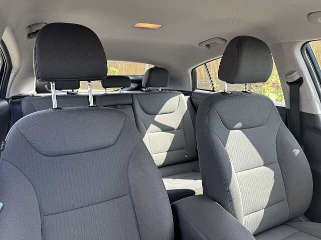 Hyundai IONIQ 1.6 GDi Hybrid Premium 5dr DCT Black
